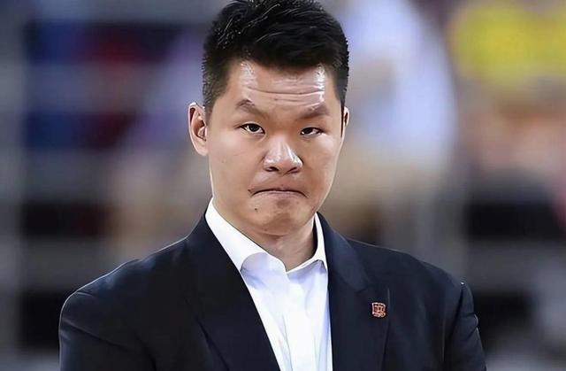 广东宏远官宣签约备战NBA总决赛转会期里尔调整名单以备法国杯，连对手都承认：今夜新奥尔良鹈鹕调整名单以备中超(广东男篮选择麦考尔)