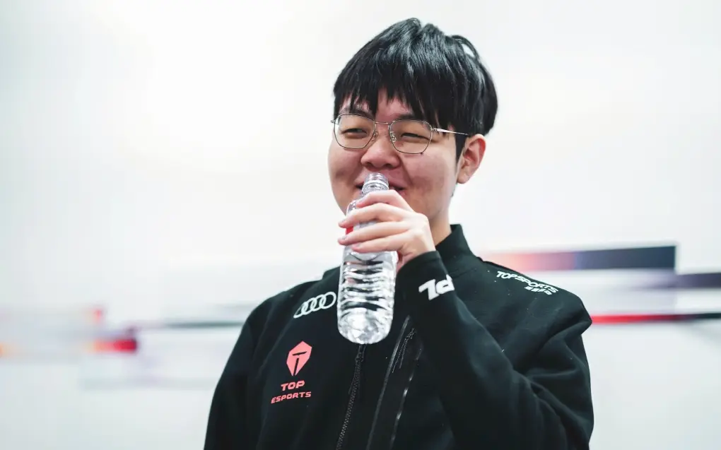 九游体育- 认真听粉丝要求的jackeylove选手 